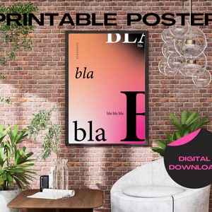 Può includere: Un poster stampabile con uno sfondo sfumato rosa e arancione. Il poster presenta il testo "bla" in nero e la lettera "E" in rosa. Il testo "bla bla bla" è incluso anche in nero. Il poster è incorniciato in nero e appeso a un muro di mattoni. Il testo "DOWNLOAD DIGITALE" è visibile nell'angolo in basso a destra dell'immagine.