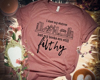 J'époussette ma chemise d'étagères // mes livres sont sales // lecteur de livre épicé // tee-shirt livresque // lecteur de charbon