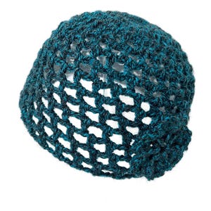 Hand-Crocheted Skull Cap Hat w/ Retro Flower | OCEANA