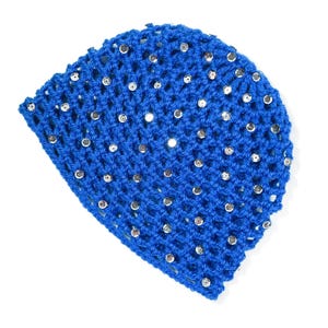 Puede incluir: Un gorro de ganchillo azul vibrante adornado con numerosas lentejuelas plateadas. El diseño de tejido abierto del gorro es visible, y las lentejuelas están espaciadas uniformemente. Este accesorio es adecuado para diversas ocasiones.