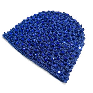 Op de afbeelding: Een koningsblauwe gehaakte beanie met een textuurpatroon en versierd met pailletten. De hoed is gemaakt van een zacht, flexibel materiaal en is geschikt voor diverse gelegenheden.