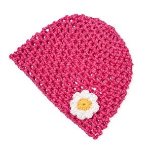 Peut inclure: Un chapeau crocheté rose avec une fleur crocheté blanche.