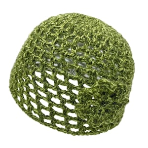 Hand-Crocheted Skull Cap Hat w/ Retro Flower | MEADOW GREEN |