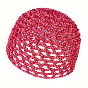 Peut inclure: Un chapeau crocheté rouge avec un motif ajouré délicat.