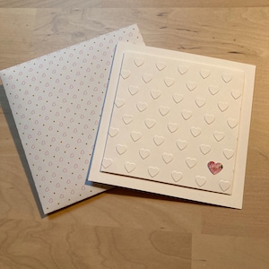 Carte coeur sur coeurs et enveloppe - fabrication artisanale