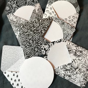 Mathilde - enveloppes carrées par 5 avec des cartes rondes et blanches - fabrication artisanale