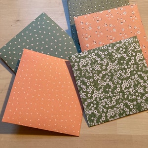 Fleurettes en folie - enveloppes carrées 12 cm x 12 cm par 5 avec des cartes rondes assorties de diamètre 11 cm - fabrication artisanale