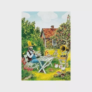 Puede incluir: Una ilustración caprichosa muestra a un hombre con un sombrero amarillo disfrutando de una comida en un jardín. Un gramófono vintage reproduce música, rodeado de gallinas, un gato y un perro pequeño. Una casa con tejado rojo al fondo.