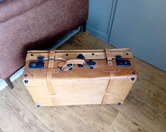 La maleta de cuero marrón tiene una apariencia preciosa y luce espectacular en cualquier viaje.