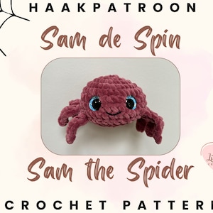 Op de afbeelding: Een haakpatroon voor een pluche spin genaamd Sam. De spin is diep bordeauxrood met blauwe ogen en een glimlachende mond. Het patroon is getiteld "Sam the Spider Crochet Pattern" en is verkrijgbaar bij Little Stitches Crochet & More.