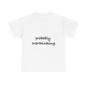 Pode incluir: Uma t-shirt branca de manga curta com o texto preto 'probably overthinking' impresso numa fonte de estilo manuscrito casual no centro do peito. A peça de vestuário tem um decote redondo padrão e um design simples e limpo.