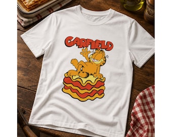 Camiseta con estampado de Garfield y lasaña, divertida camiseta de dibujos animados de gatos, camiseta unisex de algodón blanco.