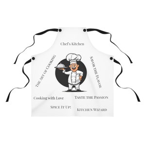 Peut inclure: Tablier blanc avec un chef de dessin animé tenant un plateau, sur un cercle noir. Le texte comprend "Chef's Kitchen", "The Art of Cooking" et "Savor the Flavor". Phrases supplémentaires : "Cooking with Love", "Taste the Passion", "Spice It Up !" et "Kitchen Wizard."