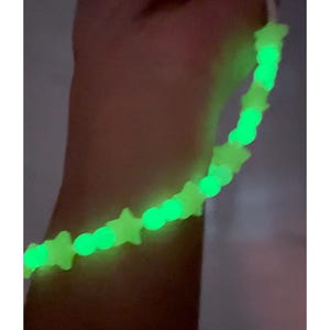 Correa de muñeca con cuentas que brillan en la oscuridad, amuleto que brilla en la oscuridad, correa para billetera, amuleto para cordón de teléfono, regalo personalizado, cuentas luminosas