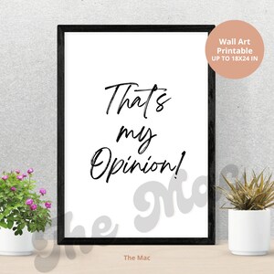 Könnte beinhalten: Schwarz-weißes druckbares Wandbild mit dem Text "That's my opinion!" und den Worten "The Mac" unten.