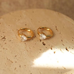 Gold Herz Huggie Hoop Ohrringe - Minimalistische Diamant Herz Ohrringe - Kleine Creolen - Edelstahl - Anti Anlauf - Geschenk für Sie