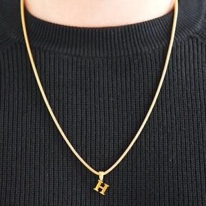 Collar con inicial bañado en oro de 18 quilates, collar con letra inicial para hombre, resistente al agua, acero inoxidable, joyería personalizada para hombre, regalo para hombre