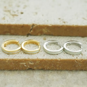 Opal Inlay Huggie Hoop Earrings・Minimalist White Fire Opal Hoop Earrings・Gold/Silver Opal Gemstone Huggies・Huggies Hoops・Gift For Her, Mom