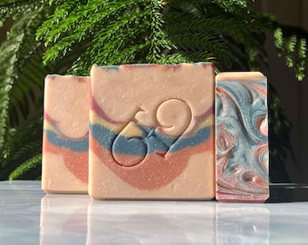 Jabón artesanal con aroma a Gunsmoke, fragancia masculina, rico en manteca de karité y mango (30 %), cuidado personal masculino, sin crueldad animal, sin palma, vegano.