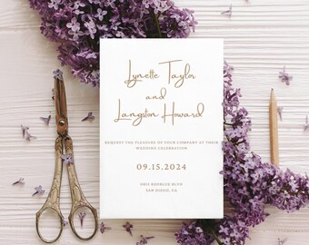 Puede incluir: Una invitación de boda con fondo blanco y texto dorado. La invitación dice "Lynette Taylor y Langston Howard" seguido de "Request the pleasure of your company at their wedding celebration" y la fecha "09.15.2024". La invitación también incluye la dirección "OBIS REDBLUE BLVD, SAN DIEGO, CA". La invitación está rodeada de flores moradas.