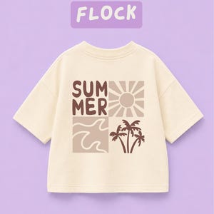 Op de afbeelding: Een crèmekleurig T-shirt met korte mouwen en een vierkante grafische print op de voorzijde. Het ontwerp is verdeeld in vier kwadranten met de tekst "SUM MER", een zon, golvende lijnen en palmbomen. Het woord "FLOCK" staat boven het T-shirt.