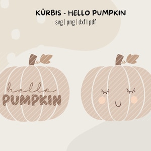 Puede incluir: Dos calabazas beige con rayas diagonales, tallos marrones y hojas. La calabaza izquierda presenta el texto 'hello PUMPKIN' en letras marrones. La calabaza derecha tiene una cara sonriente con ojos cerrados y mejillas rosadas. El texto dice 'KÜRBIS - HELLO PUMPKIN svg | png | dxf | pdf'.
