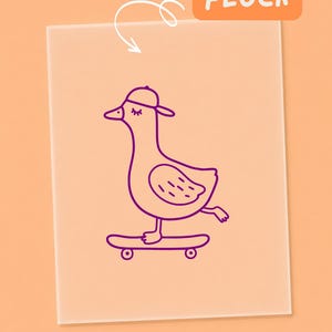 Puede incluir: Un dibujo de línea morada de un pato con gorra de béisbol montado en un monopatín sobre una hoja rectangular translúcida. La palabra FLOCK está impresa en letras blancas sobre un fondo rectangular naranja en la parte superior derecha.