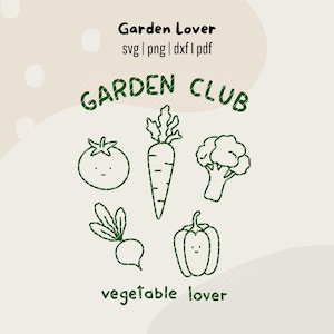 Może przedstawiać: Cyfrowy projekt graficzny z tekstem Garden Lover, svg | png | dxf | pdf, GARDEN CLUB oraz vegetable lover w kolorze ciemnozielonym. Poniżej tekstu znajdują się rysunki liniowe pomidora, marchewki, brokuła, rzodkiewki i papryki.