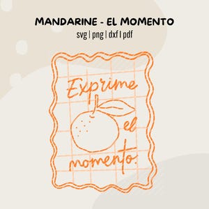 以下が含まれることがあります： オレンジとベージュのデジタルデザイン。テキスト「MANDARINE - EL MOMENTO」と「Exprime el momento」はオレンジ色。みかんのイラストが含まれており、SVG、PNG、DXF、PDF形式で利用できます。