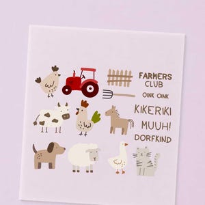 Op de afbeelding: Een vierkante witte kaart met kleurrijke illustraties van een rode tractor, een houten hek, een hooivork en diverse boerderijdieren zoals een koe, schaap, hond, kat, gans en kippen. De tekst bevat FARMERS CLUB, OINK OINK, KIKERIKI, MUUH! en DORFKIND.