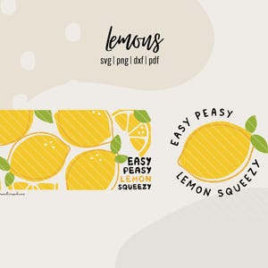 以下が含まれることがあります： 「lemons」の文字と「svg | png | dxf | pdf」のファイル形式が描かれたデジタルイラスト。レモンのグラフィックと「Easy Peasy Lemon Squeezy」の文字が特徴です。デザインは黄色と緑色です。
