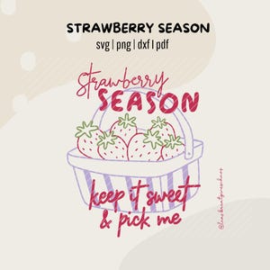 Op de afbeelding: Digitale afbeelding met de tekst "STRAWBERRY SEASON" boven een mand met aardbeien. De zin "keep it sweet & pick me" staat eronder. Het ontwerp is in rood, groen en paars.