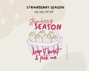 Könnte beinhalten: Digitalgrafik mit der Aufschrift "STRAWBERRY SEASON" über einem Korb mit Erdbeeren. Der Satz "keep it sweet & pick me" steht darunter. Das Design ist in Rot, Grün und Lila gehalten.