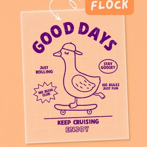 Könnte beinhalten: Ein rechteckiger Druck auf pfirsichfarbenem Hintergrund mit einer violetten Strichzeichnung einer Gans mit Baseballkappe auf einem Skateboard. Der Text umfasst GOOD DAYS, FLOCK, JUST ROLLING, STAY GOOSEY, NO RUSH CLUB, NO RULES JUST FUN, KEEP CRUISING, ENJOY.