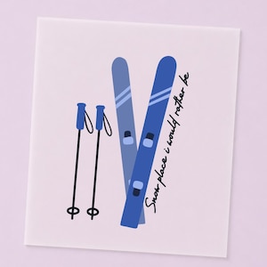Pode incluir: Uma ilustração gráfica com dois esquis azuis e dois bastões de esqui pretos. Os esquis estão posicionados em forma de V com detalhes em azul claro. O texto "Snow place i would rather be" está escrito em letra cursiva preta ao lado.