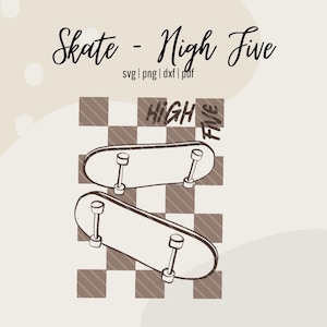 Puede incluir: Diseño gráfico con dos monopatines y el texto "Skate - High Five". El diseño incluye un fondo a cuadros en tonos marrones y beige, con las palabras "HIGH FIVE" en escritura manuscrita.