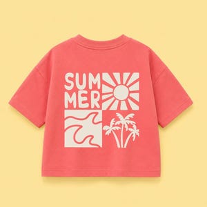 Könnte beinhalten: Ein korallenfarbenes T-Shirt mit kurzen Ärmeln und einem weißen Grafikdruck auf der Rückseite. Das Design ist in vier Quadrate unterteilt, die den Text "SUMMER", eine Sonne mit Strahlen, Wellenlinien und Palmen in einem klaren Grafikstil zeigen.