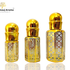 Puede incluir: Tres frascos de perfume decorativos con tapas y detalles dorados. Los frascos tienen un cuerpo de vidrio transparente con un dise&ntilde;o de filigrana plateado y dorado. Los frascos son de diferentes tama&ntilde;os, el m&aacute;s peque&ntilde;o a la izquierda.