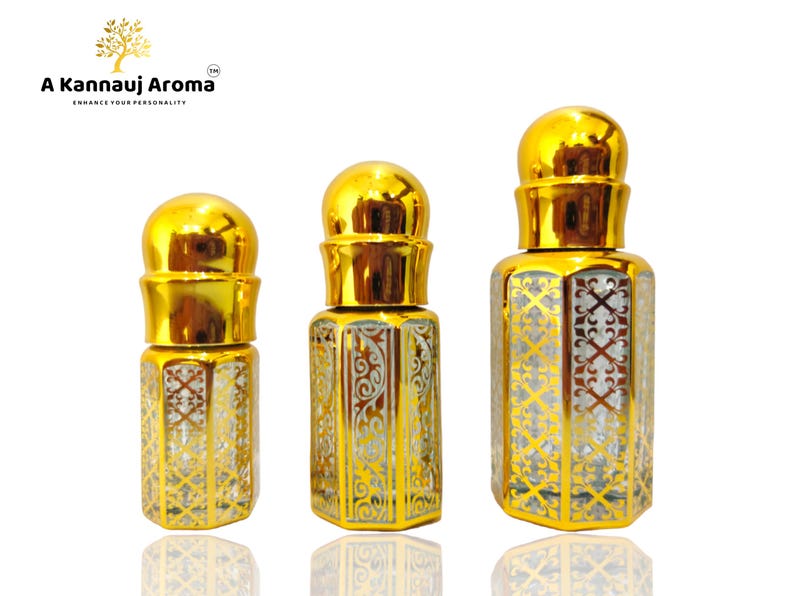 Puede incluir: Tres frascos de perfume decorativos con tapas y detalles dorados. Los frascos tienen un cuerpo de vidrio transparente con un dise&ntilde;o de filigrana plateado y dorado. Los frascos son de diferentes tama&ntilde;os, el m&aacute;s peque&ntilde;o a la izquierda.