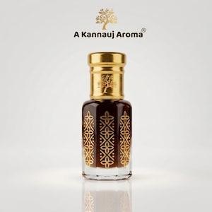 Pode incluir: Um frasco de perfume de vidro preenchido com líquido escuro, apresentando uma tampa dourada e padrões florais geométricos dourados nas laterais. O texto A Kannauj Aroma está impresso acima do frasco com um ícone de árvore dourada.