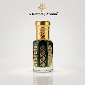 Op de afbeelding: Een glazen parfumflesje met donkergroene vloeistof, voorzien van een gouden dop en gouden geometrische bloemmotieven aan de zijkanten. De tekst A Kannauj Aroma staat boven de fles met een klein icoon van een boom erboven.