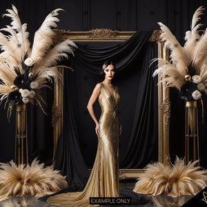 Puede incluir: Una mujer con un vestido dorado se encuentra de pie frente a un espejo dorado con cortinas de terciopelo negro. Dos jarrones altos de oro con plumas y flores blancas y negras se encuentran a cada lado del espejo. El texto "EXAMPLE ONLY" está en la parte inferior de la imagen.