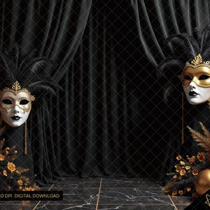 Peut inclure: Deux masques de carnaval dorés et blancs avec des plumes noires sur un fond de velours noir. Les masques sont placés sur un sol en marbre noir avec des accents dorés. Il y a des fleurs séchées dorées et brunes et des ballons dorés de chaque côté des masques.