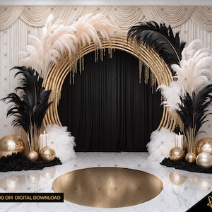 Può includere: Un arco circolare dorato decorato con piume bianche e nere, candele e sfere dorate. L'arco è posizionato su uno sfondo di tende bianche e nere.