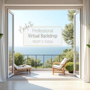 Könnte beinhalten: Helle Innenansicht mit einer offenen Tür zu einem Balkon mit Blick auf das Meer. Die Szene umfasst zwei große Topfpflanzen, weiße Vorhänge und ein Schild mit der Aufschrift "Professional Virtual Backdrop 1920P X 1080p". Zwei Stühle befinden sich auf dem Balkon.