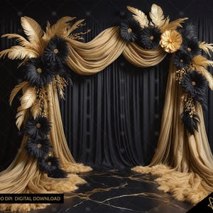 Może przedstawiać: Czarno-złote tło z drapowaną tkaniną w kształcie łuku, ozdobione czarnymi i złotymi piórami, czarnymi papierowymi kwiatami i złotymi liśćmi. Tło idealnie nadaje się na ślub, przyjęcie lub inne specjalne wydarzenie.