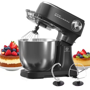 Könnte beinhalten: Ein schwarzer Küchenmixer mit einer Edelstahlschüssel und Zubehör. Der Mixer hat einen transparenten Spritzschutz und ein Bedienfeld. Zwei kleine Kuchen mit Beeren belegen den Hintergrund.