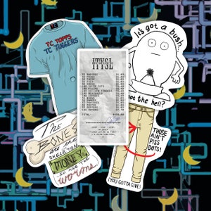 Pode incluir: Um conjunto de cinco autocolantes com várias ilustrações e texto. Um autocolante é uma t-shirt azul com o texto "TC TOPPS TC TUGGERS". Outro autocolante é uma personagem de desenho animado com o texto "It's got a bush... what the hell?" e "Those ain't piss dots!" Um terceiro autocolante é um recibo com o texto "IMVOL BURGER 11101" e uma lista de itens e preços. Um quarto autocolante é um osso de desenho animado com o texto "The bones are the skeleton money... so are the worms." O quinto autocolante é uma personagem de desenho animado com o texto "(You gotta give)".