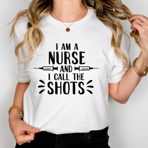 T-shirt Nurses Call The Shots: cadeau voor verpleegster