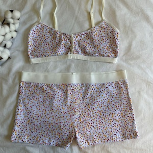 Completo reggiseno e shorts a fiori bianchi in 100% cotone